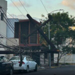 Colapsa poste de la CFE en Villa Mitras y deja sin luz a decenas de viviendas.