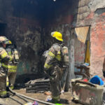 Fuego consume casa abandonada en el Centro de Monterrey.