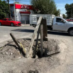 Vecinos de la colonia Moderna denuncian peligro vial por hoyo sin reparar.