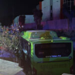 Camión de la ruta 234 cae a canal pluvial en García; 16 pasajeros resultan lesionados.