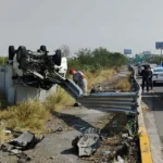 Hombres se salvan de morir tras accidente en Guadalupe; una valla metálica atravesó su camioneta