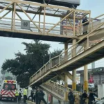 Mujer cae desde puente en Paseo de los Leones; permanece bajo atención médica.