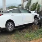 Vehículo derrapa y se estrella contra muro en avenida Constitución; chofer sale ileso.