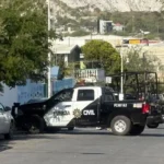 Atacan a balazos a un hombre frente a primaria en Monterrey minutos antes de la salida escolar.