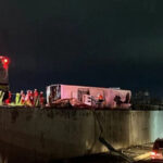 Trágica volcadura de camión en Apodaca deja ocho personas fallecidas.