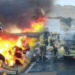 Fuego sobre el Puente Zaragoza: combi arde en llamas y conductor escapa ileso.