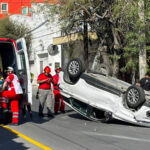 Vuelca tras pasarse el rojo en el Centro de Monterrey; intentó huir, pero testigos lo detuvieron