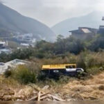 Camión de carga cae a barranco en Monterrey por falla mecánica