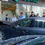 Aparatoso accidente en San Pedro: Confunde freno con acelerador y termina dentro de locales