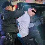 Impactan patrulla y auto particular al intentar huir en vehículo robado; hay dos detenidos