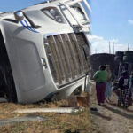 Vuelca unidad de carga en Carretera Nacional; chofer sobrevive y habitantes acechan mercancía