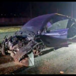 Vuelca conductor tras estrellarse contra poste de concreto en la Carretera Nacional