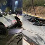 ¡Se abre la tierra en San Pedro! Fuga de agua provoca socavón y accidente vehicular