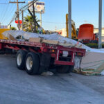 Vuelca camión con sobrecarga y derriba poste en avenida Miguel Alemán