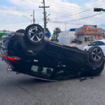 Aparente falla del semáforo provoca choque y volcadura en Guadalupe