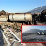 Operativo vial tras percance de transporte de carga; unidad termina volcada con toneladas de acero