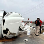 Vuelca tráiler con 11 toneladas de polietileno en Salinas Victoria; hay un lesionado