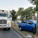 Maniobra imprudente provoca choque contra camión de basura y luminaria en Revolución