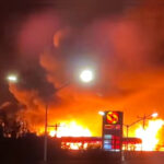 Fuerte incendio consume tres negocios en Juárez; se registra intensa movilización