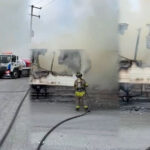 Fuego consume caja de tráiler con cargamento de colchones en la avenida Churubusco