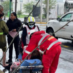 Mujer de la tercera edad es arrollada tras cruzar distraída con su celular