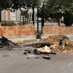 Obra abandonada pone en riesgo a conductores y peatones en Monterrey