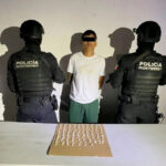 Detienen a hombre con 111 dosis de cocaína ocultas en una bolsa de regalo