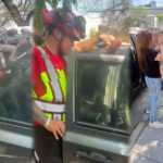 Actúan a tiempo y salvan a menor encerrado en un vehículo en Monterrey