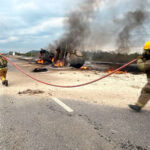 Se incendia pipa con 31 mil litros de combustible; colapsa la Carretera Nacional