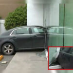 Conductor confunde pedales y termina con su auto dentro de un banco en Monterrey