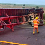 Desprendimiento de caja de tráiler paraliza la Carretera Nacional; reportan saldo blanco