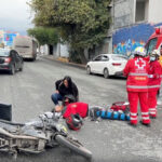 Pavimento mojado provoca accidente en Fidel Velázquez; hay un motociclista lesionado