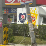 Denuncian poste de la CFE a punto de caer en el sur de Monterrey