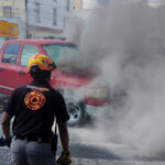 Caos en Morones Prieto: Fuego consume camioneta y moviliza a cuerpos de auxilio