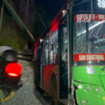 Dormita al volante: Operador de transporte urbano protagoniza aparatoso percance en Guadalupe