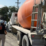 Movilización de cuerpos de auxilio en Santa Catarina tras choque de camión revolvedora