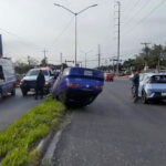 Fuerte impacto en Apodaca: Choque lateral provoca que auto termine volcado tras intentar rebasar