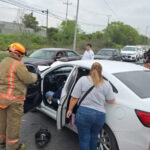 Taxista dormita al volante y choca contra camión en Apodaca; hay cuatro lesionados