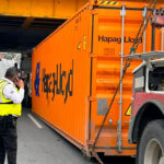Caja de tráiler queda atrapada bajo paso elevado en el cruce de Manuel Barragán y Ruiz Cortines