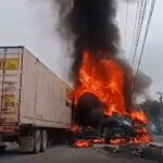 Aparatoso incendio consume tráiler en Salinas Victoria