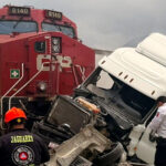 Tren impacta a tráiler en Santa Catarina; derrame de diésel causa alerta e incendio