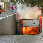 Aparatoso accidente en el municipio de Santiago: Camión se sale del camino, cae a barranco y termina en llamas