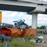 ¡Aparatoso accidente! Tráiler cae de puente vehicular en Salinas Victoria