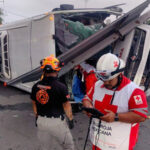 Fallece conductor de transporte de personal tras fuerte volcadura en Escobedo
