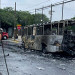 Camión de personal arde en llamas y provoca explosiones en Apodaca