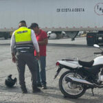 Auxilian a motociclista tras estrellarse contra camioneta en Escobedo
