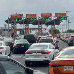 Reactivan cobro en la caseta del aeropuerto de Monterrey y se genera intenso caos vial