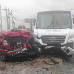 Camioneta termina destrozada tras estrellarse contra camión urbano en Apodaca
