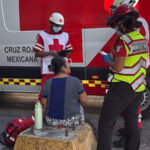 Atropellan a mujer en el Centro de Monterrey; conductor se queda a brindarle auxilio