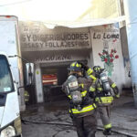 Evacúan florería en el Centro de Monterrey tras originarse fuego por cortocircuito